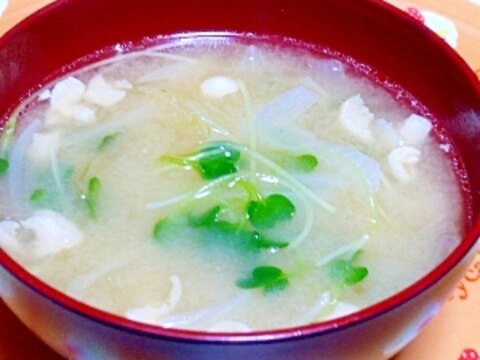 鶏皮と玉ねぎとカイワレのお味噌汁♪